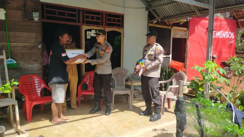 Kapolsek Ketahun Laksanakan Bhakti Sosial di Rumah Warga Korban Kebakaran