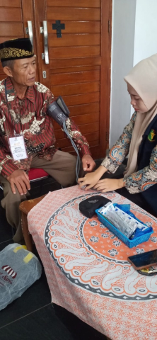Si Dokkes Polres Kaur Cek Kondisi Fisik dan Pemberian Vitamin Personel Polres Kaur dan Panitian Pengawas Pemilu 