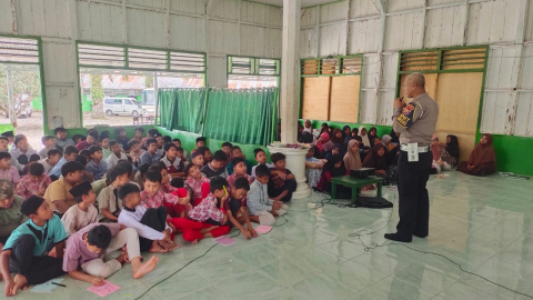 Police Goes To School, Sat Lantas Polres Mukomuko Sampaikan Edukasi Tertib Berlalu Lintas di SD IT Al-Kausar 