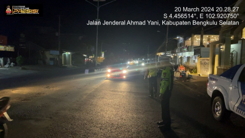 Sat Lantas Polres BS, Patroli Blue Light, Beri Kenyamanan Ibadah Shalat Tarawih  