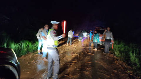 Quick Respon Polsek Giri Mulya Amankan Jalur Longsor di Bukit Resam 