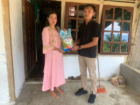 Selasa Berbagi, Polsek Kaur Utara Salurkan Bantuan Sembako Kepada Warga Yang Kurang Mampu di Desa Ulak Agung 