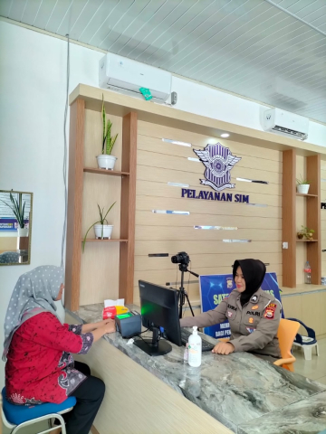 Personel Satlantas Berikan Pelayanan Penerbitan SIM kepada Pemohon SIM di SATPAS Polres Kaur