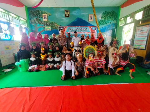Kapolsek  Hadiri Undangan Gebyar Kreativitas dan Pasar Kliwon Di SD N 196 Bengkulu Utara