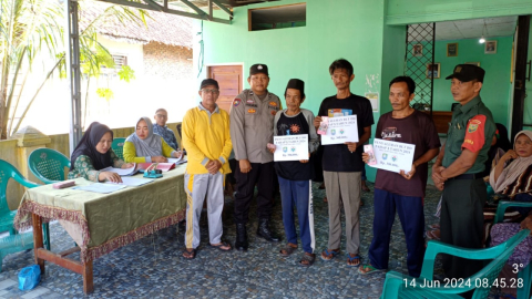 Bhabinkamtibmas Polsek Nasal Monitoring Penyaluran BLT-DD du Desa Suku Tiga 