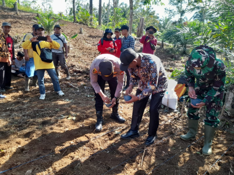 Kapolsek Giri Mulya Hadiri Kegiatan Program Ketahanan Pangan di Desa Suka Mulya