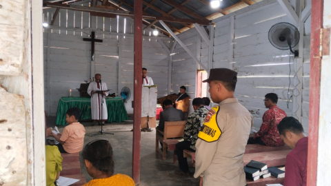 Polsek Kaur Selatan Monitoring Kegiatan dan Pengamanan Ibadah Gereja Umat Kristiani di Pospel HKBP Pondok Pusaka