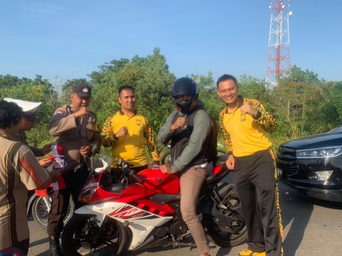 Polsek Ketahun Berikan Bendera Merah Putih Secara Gratis Kepada Pengendara