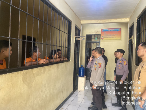 Pawas Polres Kaur Bersama Anggota Piket Fungsi Rutin Cek Tahanan
