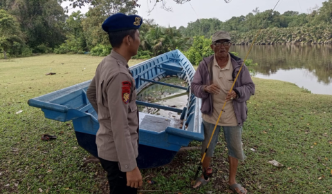 Sat Polair Polres Mukomuko Sambangi Warga Pesisir, Sampaikan Imbauan Pilkada Damai dan Waspada Hoaks