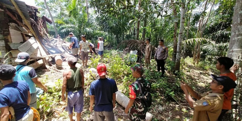 Polsek Ketahun Bersama Warga Gotong royong Bersihkan Puing Pasca Angin Puting Beliung
