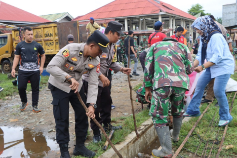 Meriahkan HUT TNI KE-78 Polres Mukomuko Ikut Serta dalam Giat Karya Bakti Kodim 0428/MM