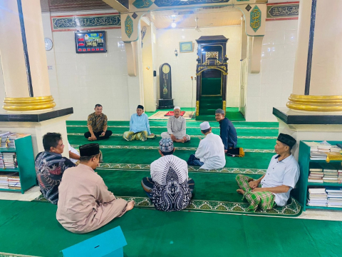 Silaturahmi dengan Pengurus Masjid Jamik Kecamatan Curup, Kapolres Rejang Lebong Tekankan Penting Jaga Keamanan 
