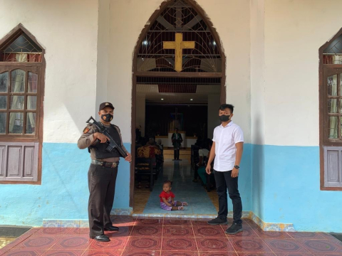 Polsek Padang Ulak Tanding Lakukan Pengamanan Ibadah di Gereja GKII Kasie Kasubun