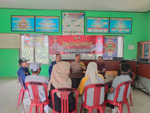 Polsek Bermani Ulu Gelar Kegiatan Jumat Curhat di Desa Kampung Melayu