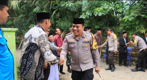 Kapolres Kaur Lakukan Sambang Door to Door untuk Sosialisasi Pilkada Damai