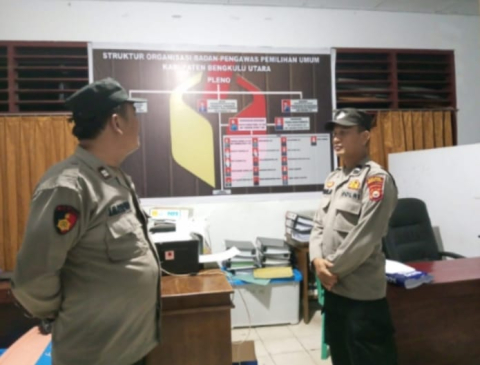 Cooling Sistem: Satgas OMP Polres Bengkulu Utara Laksanakan Patroli Rutin dan Pengamanan Kantor KPUD Serta Gudang Logistik Jelang Pilkada 2024