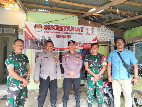 Personel Polres Kepahiang Bersama TNI Pastikan Keamanan Logistik Pilkada di PPK Kecamatan