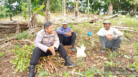 Bhabinkamtibmas Sambangi Warga Desa Air Palawan untuk Berikan Edukasi dan Imbauan Kamtibmas