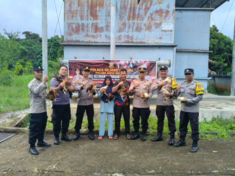 Polsek Kota Padang Gelar Kegiatan "Selasa Berbagi" dengan Pembagian 40 Ekor Anak Ayam untuk Warga