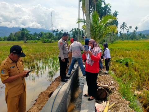 Tingkatkan Koordinasi, Bhabinkamtibmas Polsek Lebong Utara Hadiri Monev DD dan ADD di Desa Pyang Mbik