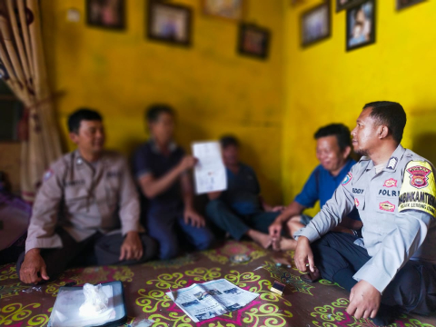 Problem Solving, Kanit Binmas dan Bhabinkamtibmas Mediasi Permasalahan Keribuatan di Desa Sukau Mergo