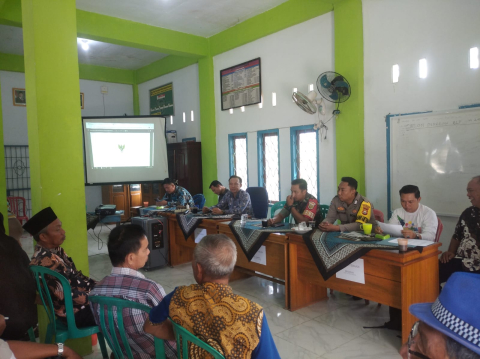 Bhabinkamtibmas Polsek Seginim Hadiri Musyawarah Penetapan Penerima BLT Dana Desa 2025v