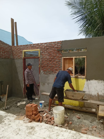 Sat Binmas Polres Bengkulu Selatan Cek Progres Rehab Rumah Purnawirawan Polri