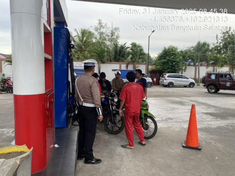 Sat Lantas Polres Bengkulu Selatan Laksanakan Pengawasan Pendistrubusian dan Pengisian BBM