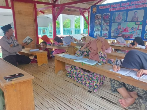 Kapolsek Kedurang Ilir Rutin Mengajar Ngaji Anak-anak di Taman Baca Pondok Ngaji Bhabinkamtibmas