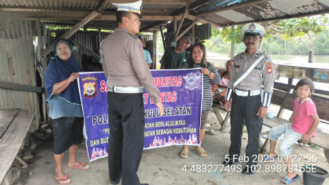 Satlantas Polres Bengkulu Selatan Sambangi Komunitas Nelayan di Pantai Pasar Bawah