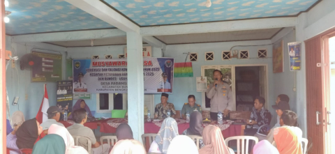 Polsek Manna Hadiri Musyawarah Desa di Padang Burnai, Bahas Program Kesejahteraan Masyarakat