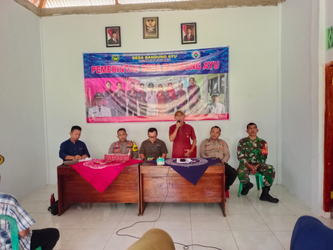 Polsek Pino Raya Hadiri Musyawarah Desa Bandung Ayu Bahas Program Ketahanan Pangan 2025