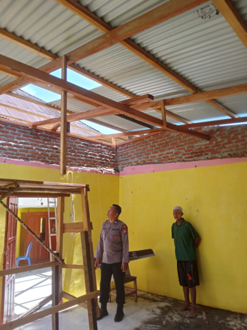 Polsek Kedurang Ilir Pantau Proses Rehab Rumah Pensiunan Polri di Desa Tanjung NegaraPolsek Kedurang Ilir Pantau Proses Rehab Rumah Pensiunan Polri di Desa Tanjung Negara