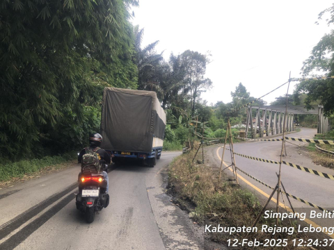 Polsek Sindang Kelingi Laksanakan Pengawalan di Jalan Lintas Curup-Lubuk Linggau untuk Keamanan Pengendara