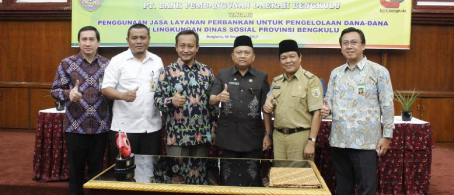 Foto bersama usai Penandatanganan Perjanjian Kerjasama antara Dinsos Provinsi dengan PT. BPD Bengkulu tentang Penggunaan Jasa Layanan Perbankan.