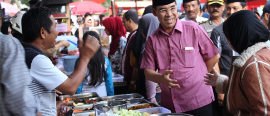 Bupati Rejang Lebong Ahmad Hijazi bersalaman dengan masyarakat saat meninjau Pasar Kuliner Ramadhan di Lapangan Setia Negara Curup, Kamis petang, 17 Mei 2018