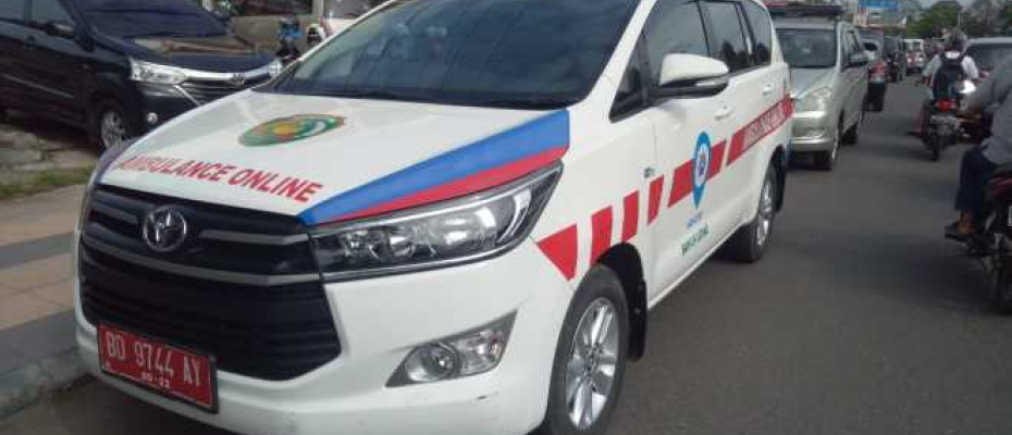 Salah satu layanan digital unggulan berbasis online yang diluncurkan Pemerintah Kota (Pemkot) Bengkulu adalah aplikasi ambulans online gratis. Pasalnya, program tersebut bisa dibilang program pertama yang ada di Indonesia yang dimiliki oleh Pemerintah Daerah.  “Aplikasi ambulans gratis ini ada di kota lain seperti Lampung. Tapi yang berbasis android dan IOS baru pertama kali di Kota Bengkulu,” kata Wakil Walikota Dedy Wahyudi, usai peresmian monitoring center, Rabu (19/12/2018).  Untuk menggunakan layanan,
