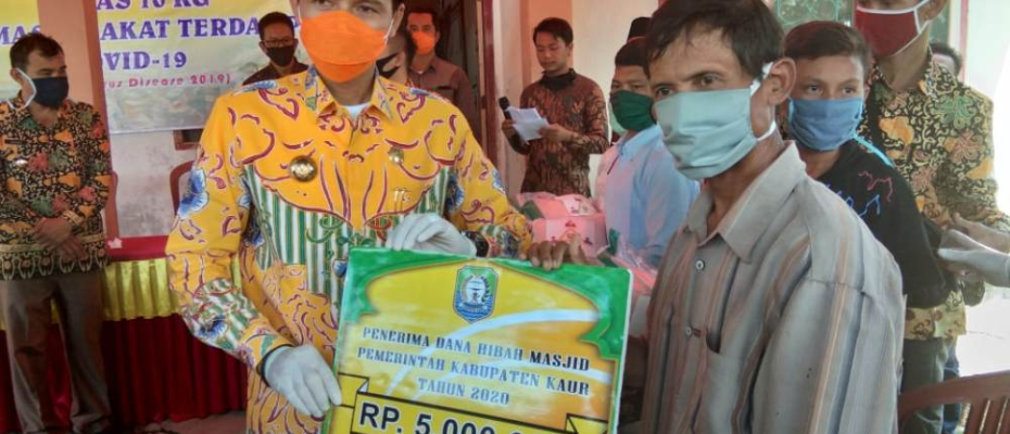 Penyerahan Secara Simbolis Oleh Bupati Kaur Gusril Pausi