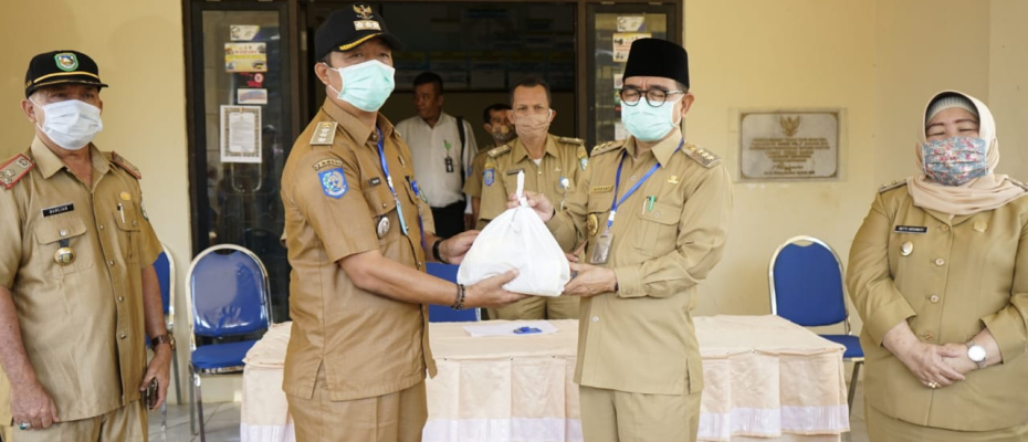 Warga Menerima Sembako