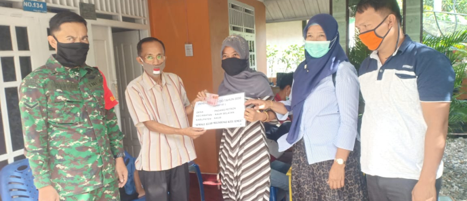 Pembagian BLT Desa Padang Petron Kabupaten Kaur