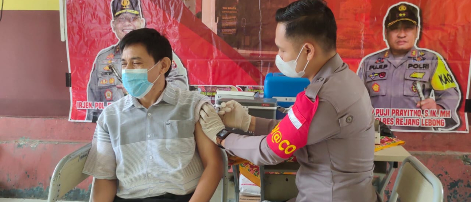 Pelaksanaan vaksin Covid-19 yang dilaksanakan oleh Polres Rejang Lebong di salah satu sekolah di Kabupaten Rejang Lebong. 