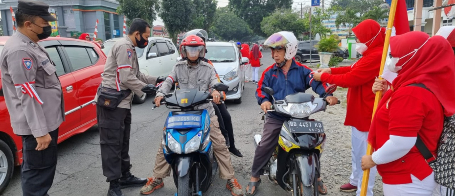 Polres Rejang Lebong Bagikan Bendera Merah Putih Kepada Masyarakat