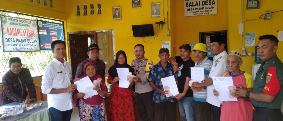 Monitoring Penyaluran BLT-DD, Bhabinkamtibmas Polres Kaur Tengah Sampaikan Imbauan Kamtibmas 