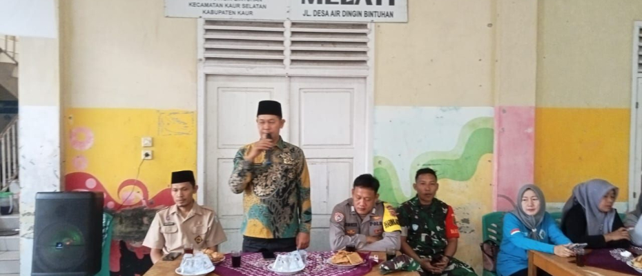 Bhabinkamtibmas Polsek Kaur Selatan  Hadiri Penyaluran BLT DD di Desa Air Dingin