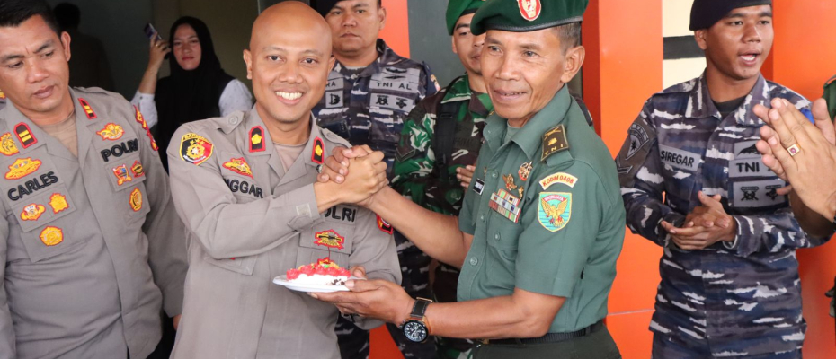 Polres Kaur Dapat Kejutan dan Ucapan HUT Bhayangkara Ke 77 Dari Koramil 04-8 BS/K