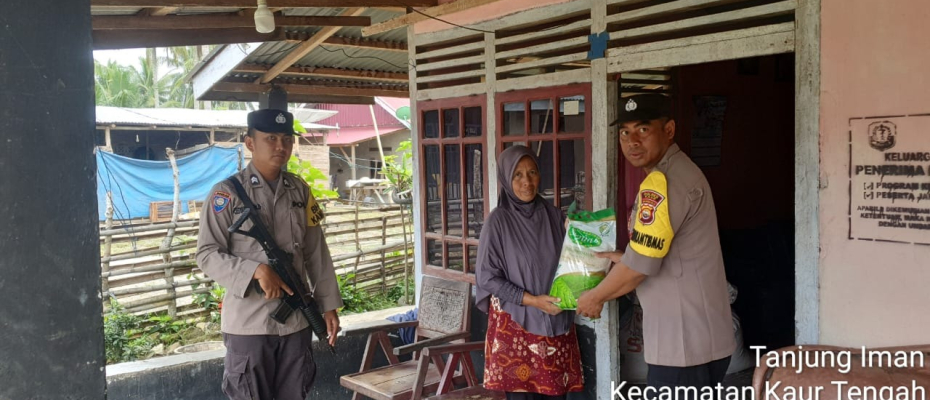 Polsek Kaur Tengah Salurkan Bantuan Sosial Janda Kurang Mampu