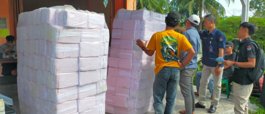 Polres Kaur Lakukan Pengamanan Penerimaan Logistik Kelengkapan untuk Kebutuhan KPPS, PPK, PPS  KPUD Kaur