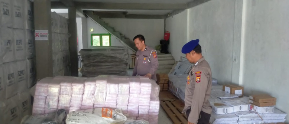Personel Piket Satgas Preventif OMB Polres kaur Lakukan Sistem Pengamanan di Gudang Logistik KPU