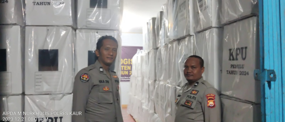 Patroli di Gudang Logistik, Personel OMB Polres Kaur Cek Surat Suara dan Peralatan Lainnya